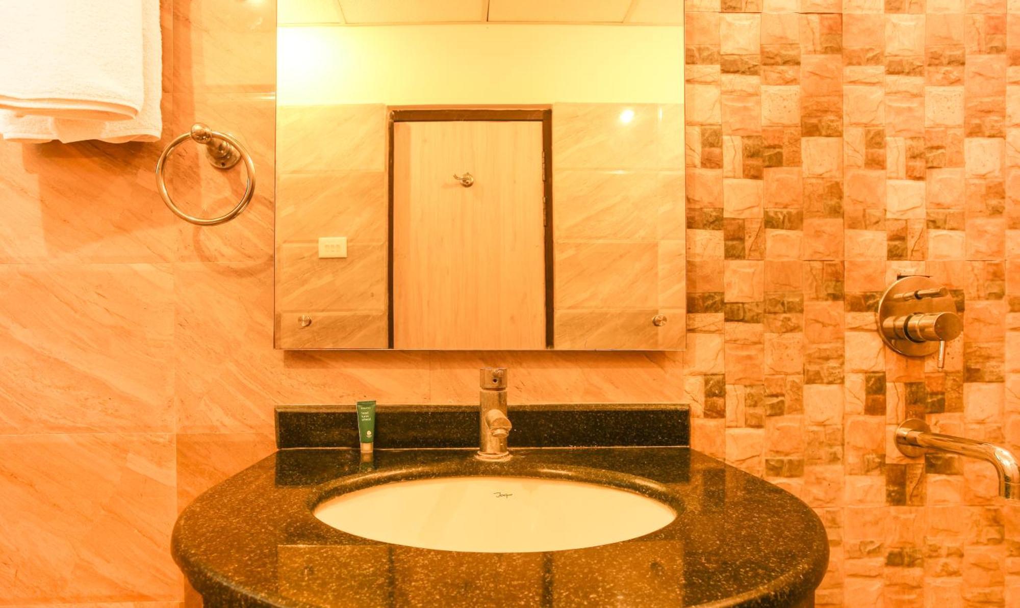 Hotel Janki International Sigra 2 Km From Kashi Vishwanath Temple Варанасі Екстер'єр фото